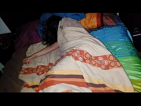 ❤️ Pinupunasan ng stepson ang kanyang batang madrasta habang natutulog ito. ️❌ Porno sa amin ❌️❤