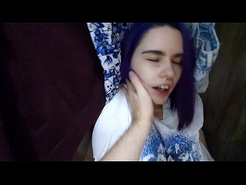 ❤️ Natagpuan ang aking kapatid na babae sa aparador at tinulungan ang kanyang cum ️❌ Porno sa amin ❌️❤